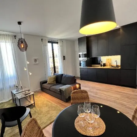 Charming 3 Near Garibaldi Port Of Apartament
